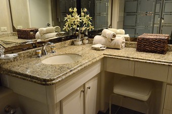 PLATYPUS 25 Master Bathroom