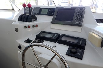 SOLSTICE I 6 Flybridge Controls