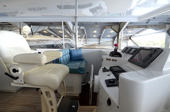 SOLSTICE I 7 Flybridge Helm