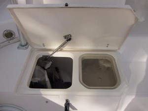 27ft 2000 Grady White Sailfish 12 Storage & Cooler