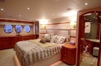 BLUE MOON II 15 Master Stateroom