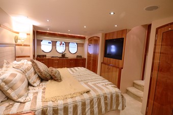 BLUE MOON II 17 Master Stateroom