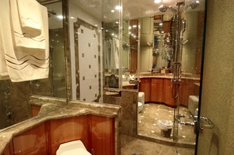 BLUE MOON II 19 Master Bath