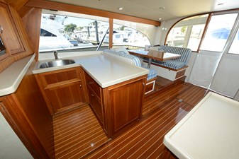 MAXIMUS 2 Salon / Galley / Dinette Starboard 