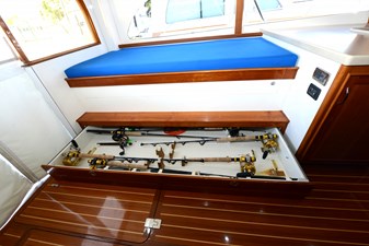 MAXIMUS 13 Salon - Port Bench Seat & Lower Rod Storage