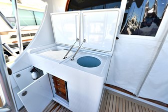 MAXIMUS 15 Cockpit - Port Tackle & Live Well Center