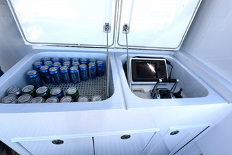 MAXIMUS 17 Cockpit - Drinkbox Starboard 