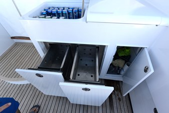 MAXIMUS 18 Cockpit - Freezer Drawers & Storage Starboard