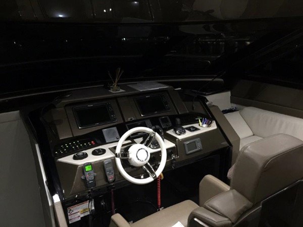 Marquis 630 Sport Yacht
