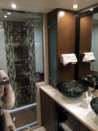 Marquis 630 Sport Yacht