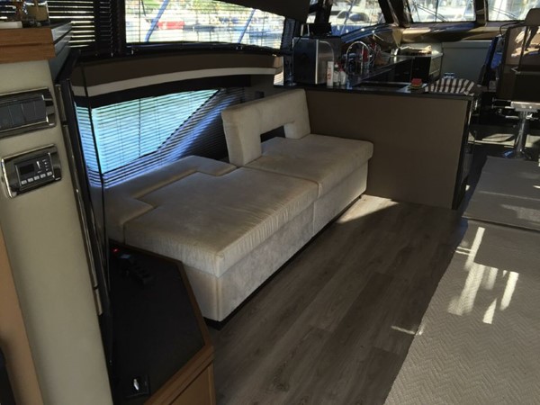 Marquis 630 Sport Yacht