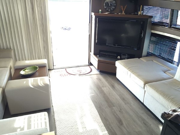 Marquis 630 Sport Yacht