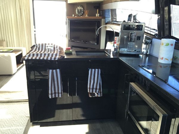 Marquis 630 Sport Yacht