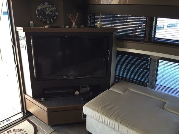 Marquis 630 Sport Yacht