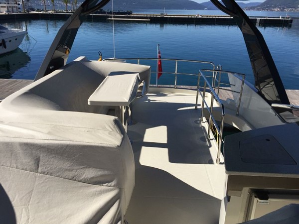 Marquis 630 Sport Yacht