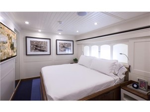 KAYTOO 14 Forward King Stateroom