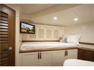 KAYTOO 19 Forward V­-Berth Stateroom