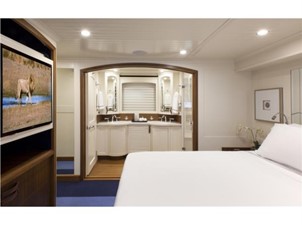 KAYTOO 21 Midships King Stateroom