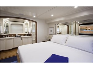 KAYTOO 22 Midships King Stateroom