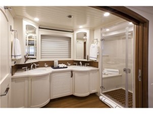 KAYTOO 23 Midships King Stateroom Head