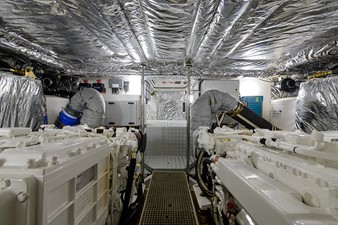 MOON SILK 33 Engine Room