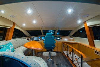 No Name 75 Enclosed Flybridge Seating