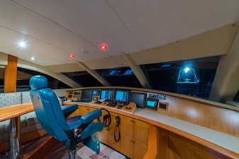 No Name 72 Enclosed Flybridge Helm