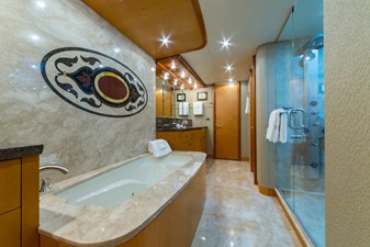 No Name 41 Master Stateroom Tub