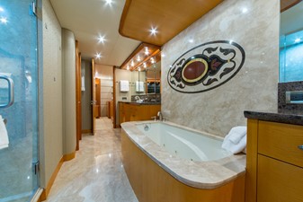 No Name 40 Master Stateroom Tub