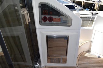 50ft 2009 Azimut Flybridge 7 Cockpit Fridge/Controls