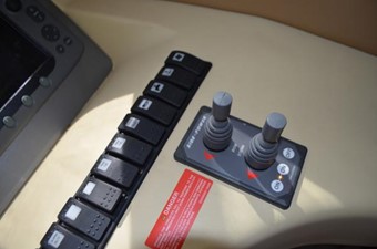 50ft 2009 Azimut Flybridge 30 Side-Power Thrusters