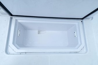 28ft 2008 Southport 28 Center Console 18 Pull-Out Box w/ Macerator