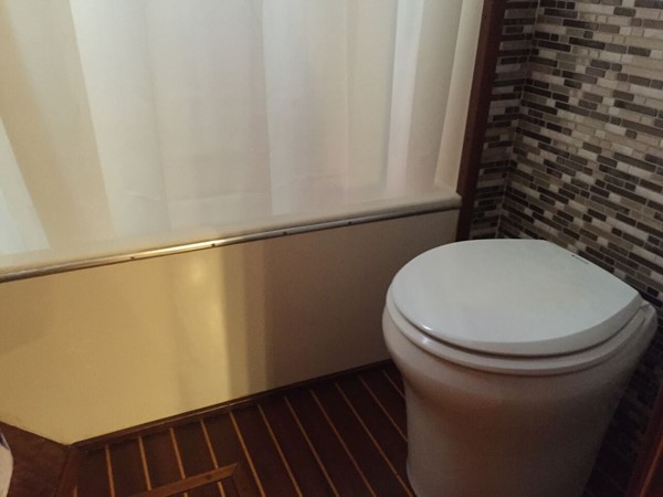 MASTER STATEROOM HEAD & TUB