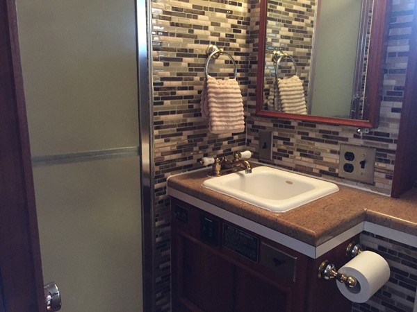 GUEST SR HEAD & SHOWER STALL