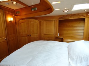 MIDNIGHT RAMBLER 15 Owner's Stateroom, Port
