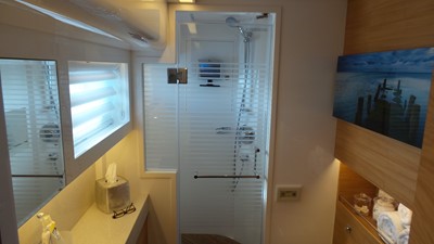 QUINTESSENCE 17 MASTER BATH 1