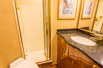 MAVERICK 20 Port Guest Bath