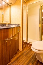MAVERICK 21 Port Guest Bath