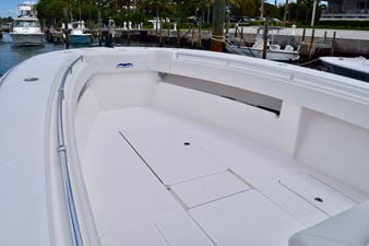 Invincible 33' 9 Bow