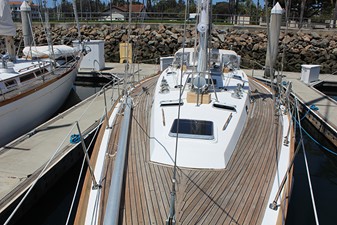 FIRST LIGHT 19 FOREDECK