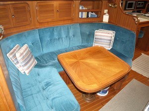 LOTH LORIEN  31 Starboard Settee
