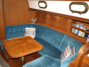 LOTH LORIEN  32 Starboard Settee