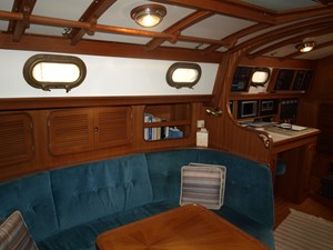 LOTH LORIEN  33 Starboard Settee