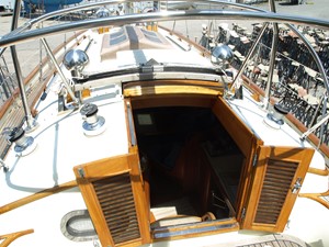 LOTH LORIEN  11 Companionway