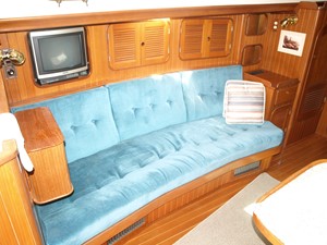 LOTH LORIEN  28 Port Settee