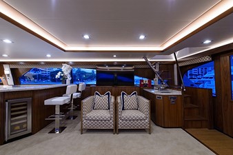 Miss Moneypenny 5 Salon