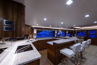 Miss Moneypenny 8 Salon/Galley