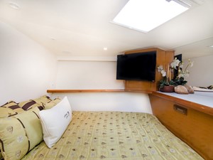 Following Grace 27 Guest Stateroom