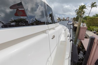 LADY SANDRA 38 Walk Around Side Deck