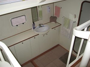 BONEFISH 31 Master Dressing Area